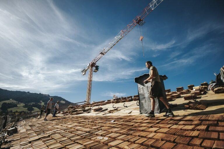 Chantier avec salariés en train de réaliser la couverture du toit en Savoie