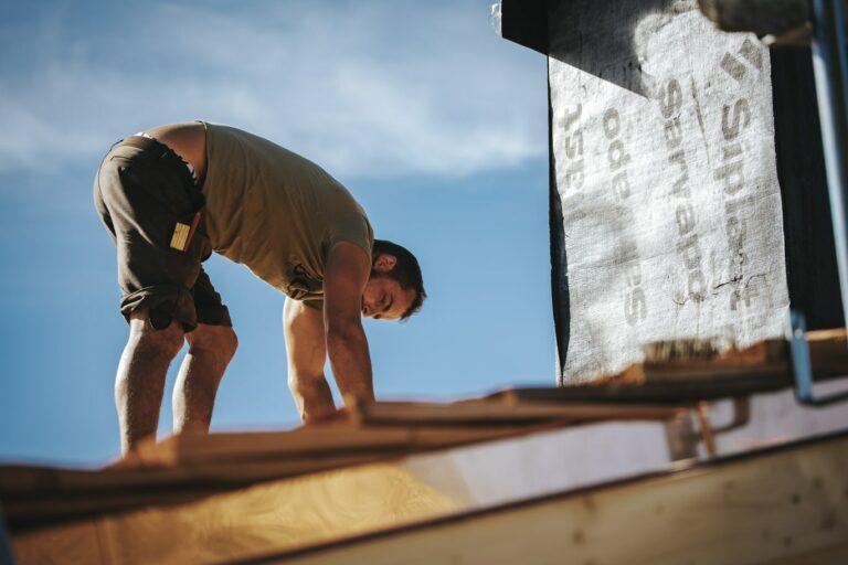 Employé Dubourgeat en train de réaliser des travaux de couverture