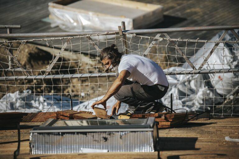 Employé dubourgeat en plein travaux de couverture