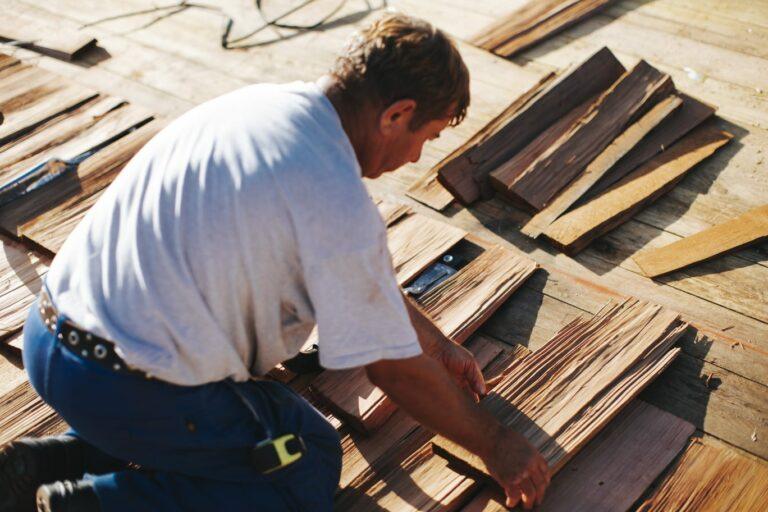 Installation de la couverture sur un chalet avec revetement en bois