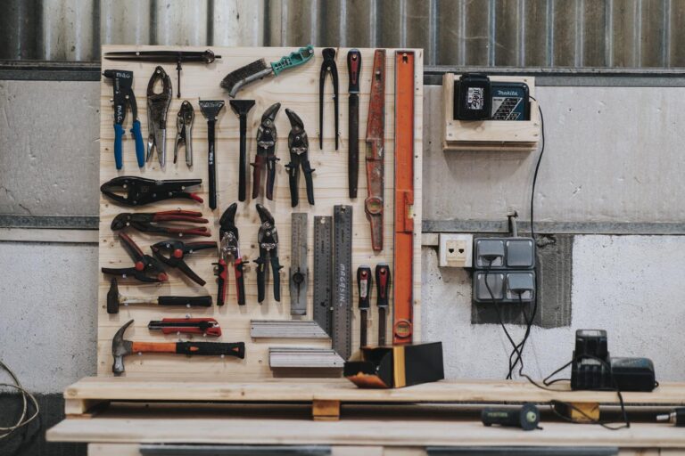 Outils traditionnels liés au travail du bois